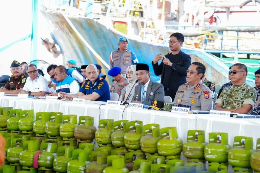 Konfrensi-pers-Pengungkapan-Tindak-Pidana-Penyalahgunaan-BBM-dan-LPG-Subsidi-yang-dilaksanakan-Direktorat-Reserse-Kriminal-Khusus-Ditreskrimsus-Polda-Sulsel-di-Dermaga-Pelindo-Makassar-860x574