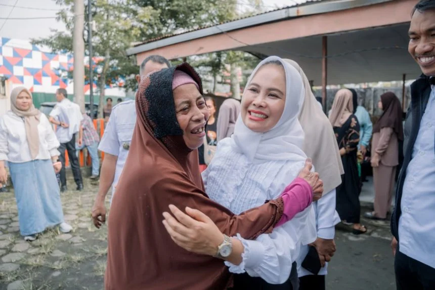Wali-Kota-Palopo-Naili-saat-menghadiri-acara-Penyaluran-Bantuan-Atensi-Rehabilitasi-Sosial-dari-Sentra-Wirajaya-Makassar-yang-berlangsung-di-Kantor-Pos-Palopo-860x573